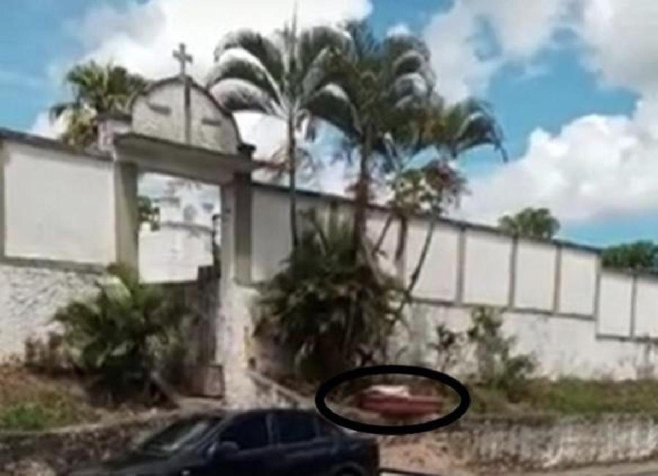FUNERÁRIA DEIXA CAIXÃO COM CORPO EM FRENTE À CEMITÉRIO EM ITABUNA