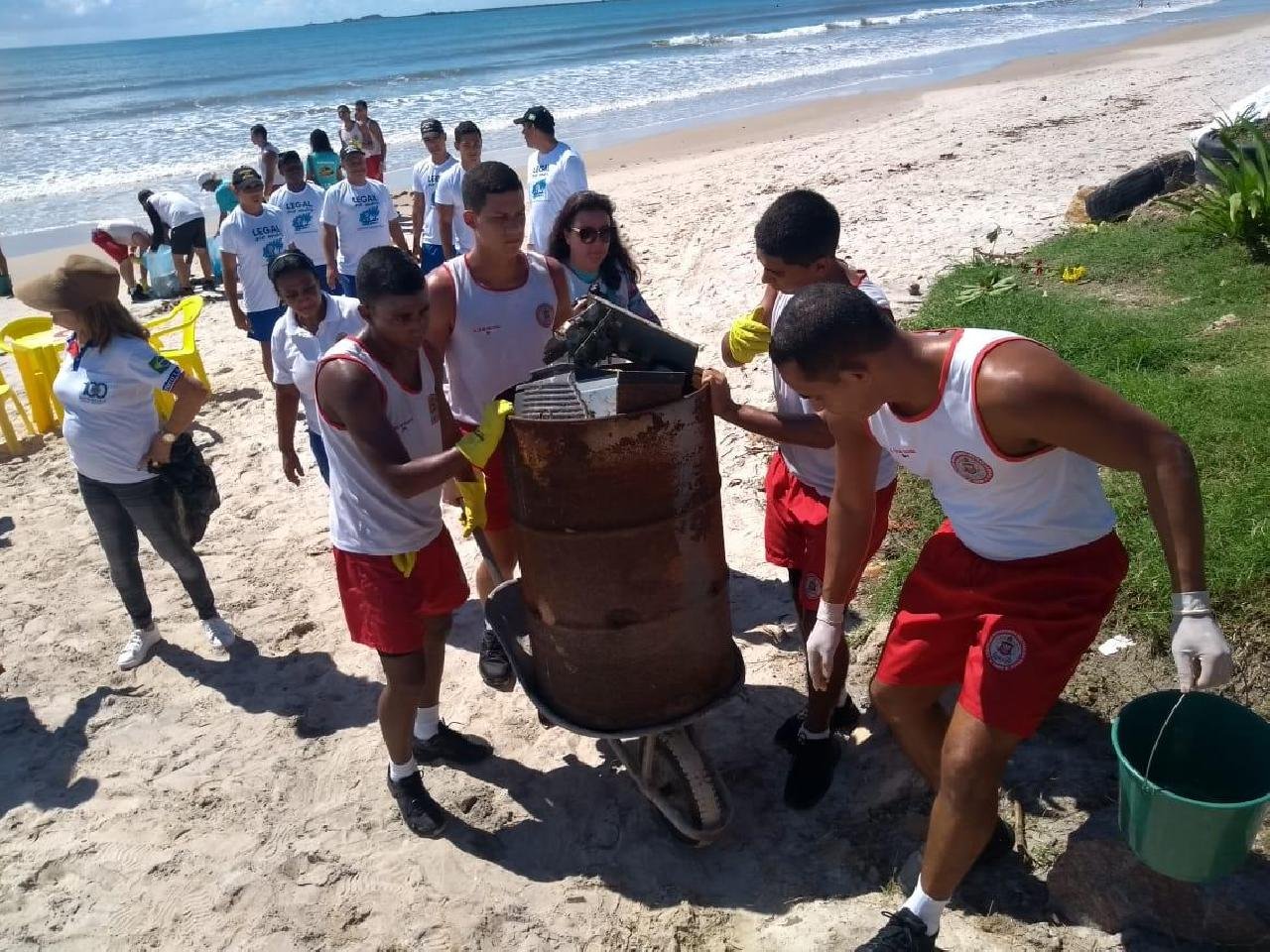 CORPO DE BOMBEIROS E 150 VOLUNTÁRIOS REALIZAM LIMPEZA EM PRAIAS DE ILHÉUS CORPO DE BOMBEIROS E 150 VOLUNTÁRIOS REALIZAM LIMPEZA EM PRAIAS DE ILHÉUS
