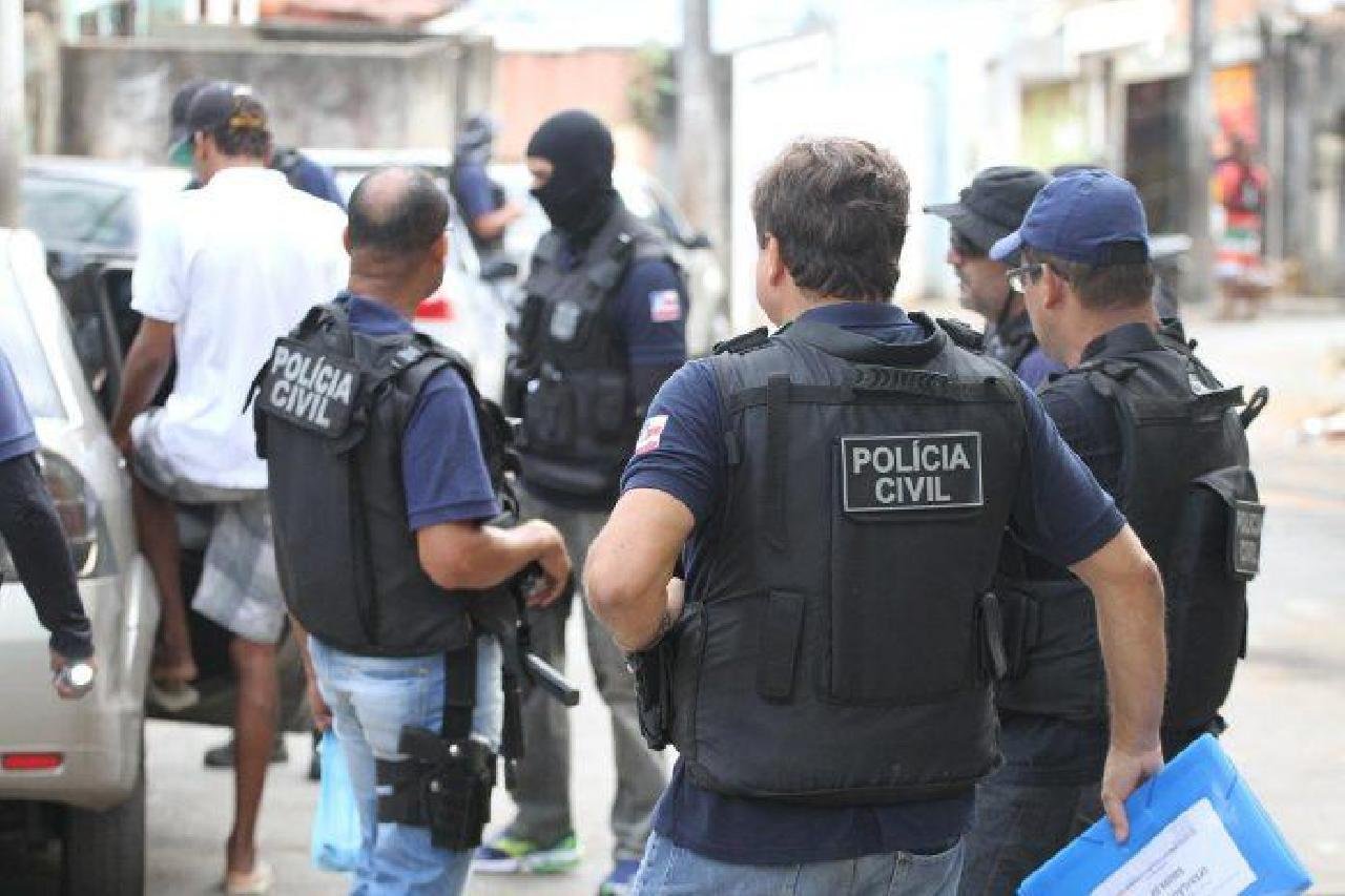 MAIS DE 10 PESSOAS SÃO PRESAS EM FLAGRANTE EM OPERAÇÃO CONTRA PORNOGRAFIA INFANTIL NA BAHIA MAIS DE 10 PESSOAS SÃO PRESAS EM FLAGRANTE EM OPERAÇÃO CONTRA PORNOGRAFIA INFANTIL NA BAHIA