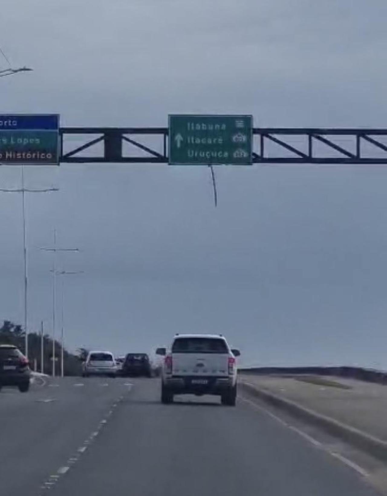 BARRA DE FERRO PENDURADA PREOCUPA MOTORISTAS NO ACESSO À PONTE JORGE AMADO BARRA DE FERRO PENDURADA PREOCUPA MOTORISTAS NO ACESSO À PONTE JORGE AMADO