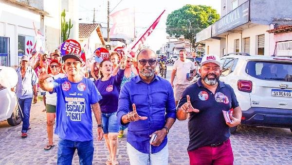 BEBETO REFORÇA LUTA PELO FIM DA ESCALA 6X1 DURANTE CORPO A CORPO NO CENTRO DE TEIXEIRA DE FREITAS 