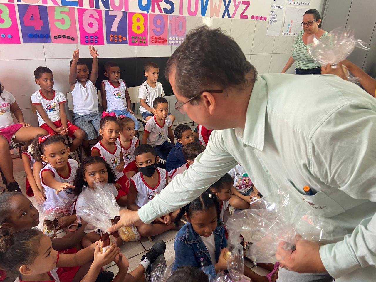ESTUDANTES DO CEEP DO CHOCOLATE ENTREGAM OVOS DE PÁSCOA PARA CRIANÇAS DE CRECHES ESTUDANTES DO CEEP DO CHOCOLATE ENTREGAM OVOS DE PÁSCOA PARA CRIANÇAS DE CRECHES
