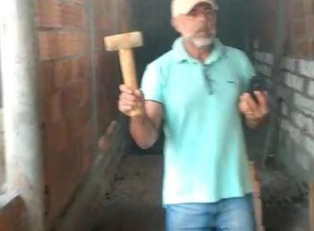 INTARANTIM: EX-PREFEITO BRIGA COM EX- MULHER E AMEAÇA DERRUBAR CONSTRUÇÃO INTARANTIM: EX-PREFEITO BRIGA COM EX- MULHER E AMEAÇA DERRUBAR CONSTRUÇÃO