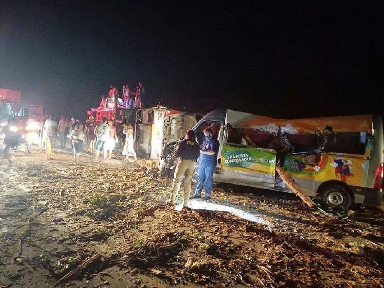 EUNÁPOLIS: SOBE PARA 12 TOTAL DE MORTOS EM ACIDENTE COM ÔNIBUS, CARRETA E VAN NA BR-101 EUNÁPOLIS: SOBE PARA 12 TOTAL DE MORTOS EM ACIDENTE COM ÔNIBUS, CARRETA E VAN NA BR-101