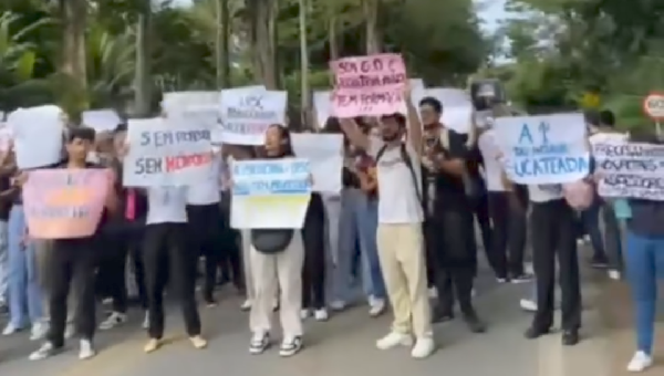 ESTUDANTES DE MEDICINA DA UESC PROTESTAM POR MELHORIAS NA BR-415
