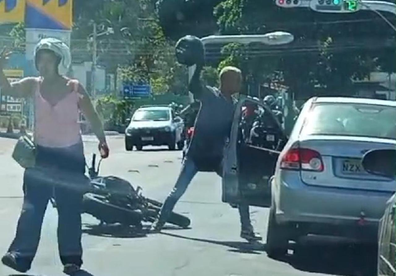 BRIGA DE TRÂNSITO É REGISTRADA NA TARDE DESTA TERÇA-FEIRA (06) NO BAIRRO CIDADE NOVA, EM ILHÉUS