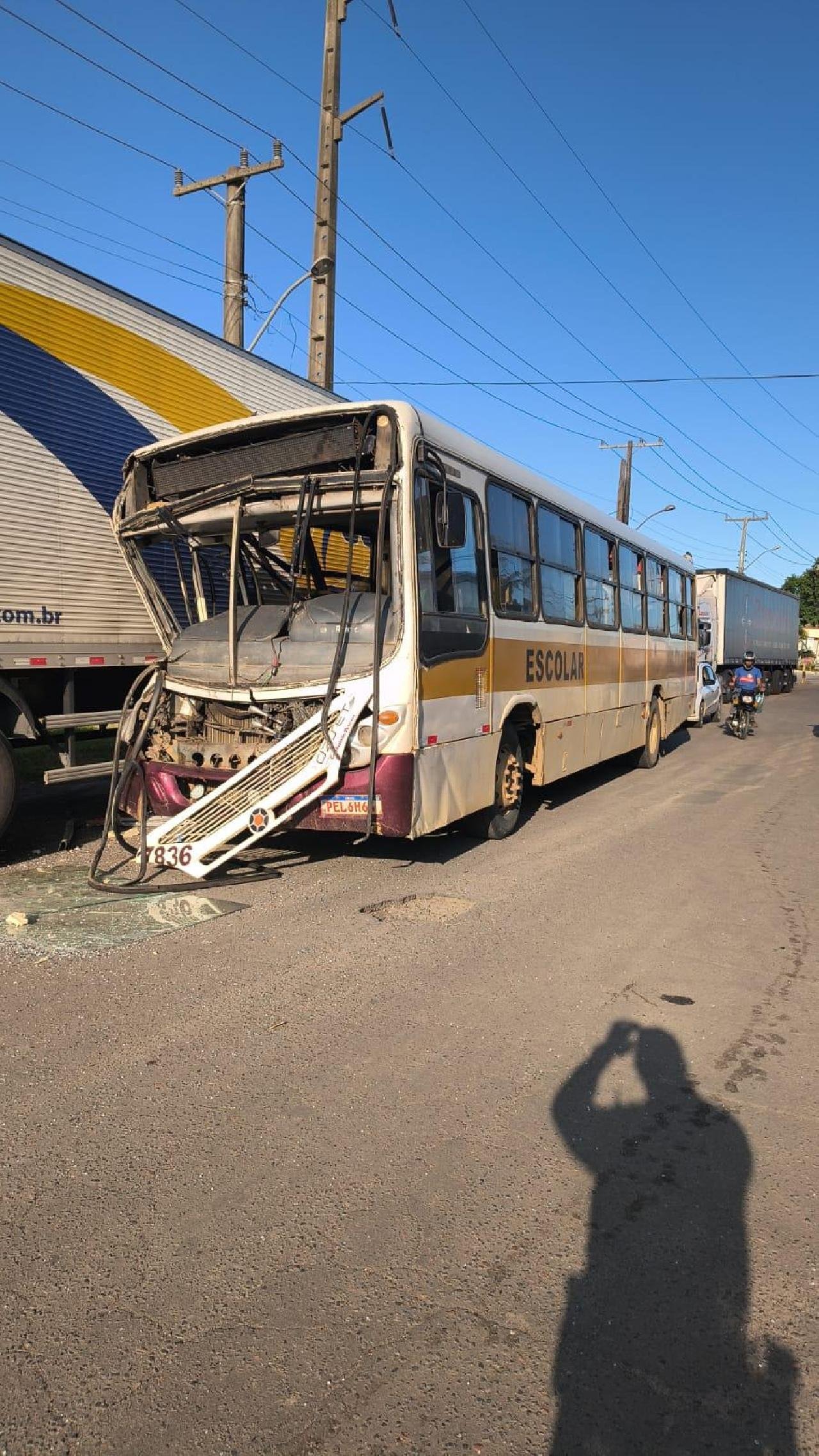 ACIDENTE COM ÔNIBUS ESCOLAR É REGISTRADO NO IGUAPE, EM ILHÉUS
