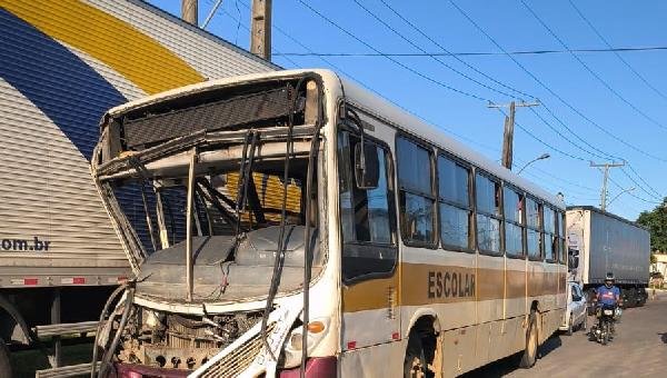 ACIDENTE COM ÔNIBUS ESCOLAR É REGISTRADO NO IGUAPE, EM ILHÉUS