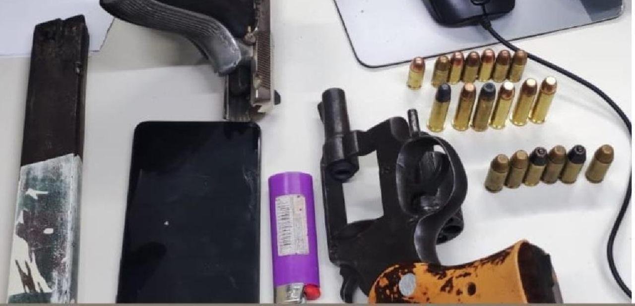 ARMAS DE FOGOS E OUTRO MATERIAIS SÃO APREENDIDOS PELA POLÍCIA MILITAR EM ILHÉUS ARMAS DE FOGOS E OUTRO MATERIAIS SÃO APREENDIDOS PELA POLÍCIA MILITAR EM ILHÉUS