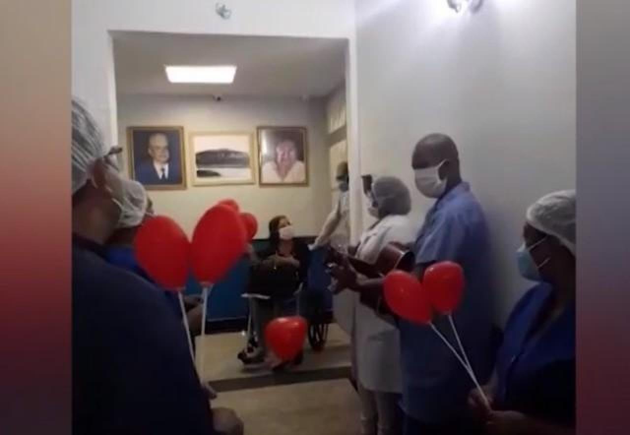 APÓS FICAR 20 DIAS NA UTI, IDOSA COM 63 ANOS SE RECUPERA DA COVID-19 E RECEBE ALTA EM ILHÉUS APÓS FICAR 20 DIAS NA UTI, IDOSA COM 63 ANOS SE RECUPERA DA COVID-19 E RECEBE ALTA EM ILHÉUS