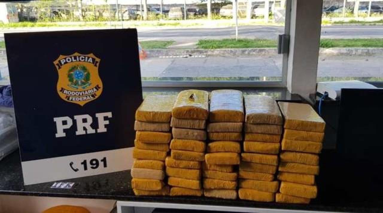 HOMEM É PRESO APÓS SER FLAGRADO TRANSPORTANDO QUASE 50 KG DE MACONHA EM RODOVIA NO SUL DA BA HOMEM É PRESO APÓS SER FLAGRADO TRANSPORTANDO QUASE 50 KG DE MACONHA EM RODOVIA NO SUL DA BA