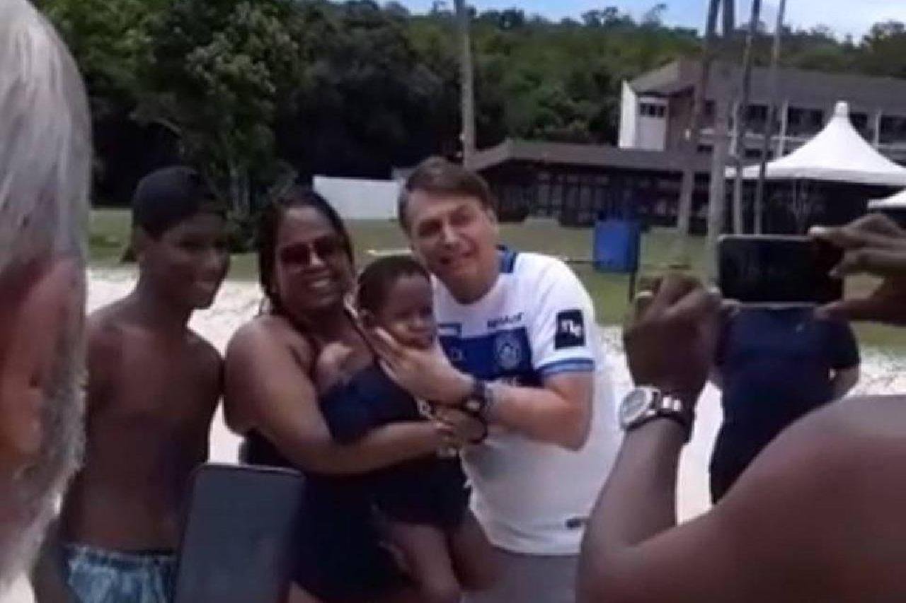 BOLSONARO POSA PARA FOTOS COM ADMIRADORES EM PRAIA DA BAHIA BOLSONARO POSA PARA FOTOS COM ADMIRADORES EM PRAIA DA BAHIA