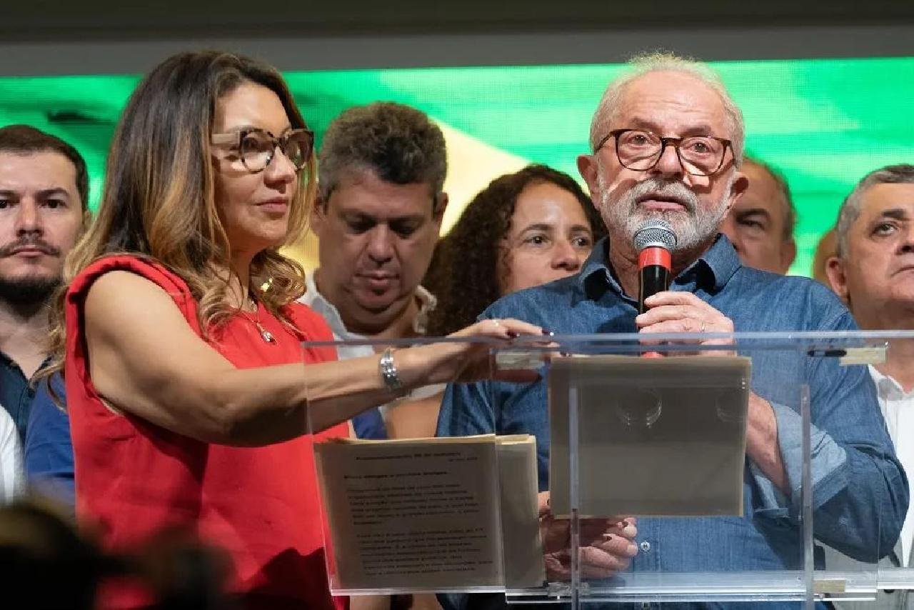 ELEITO, LULA DIZ QUE É HORA DE 'RESTABELECER A PAZ ENTRE OS DIVERGENTES' E QUE VAI GOVERNAR PARA TODOS OS BRASILEIROS ELEITO, LULA DIZ QUE É HORA DE 'RESTABELECER A PAZ ENTRE OS DIVERGENTES' E QUE VAI GOVERNAR PARA TODOS OS BRASILEIROS