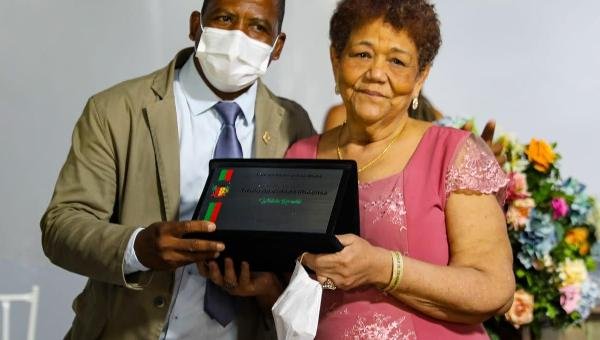 PROFESSORA AIRAM RECEBE TÍTULO DE CIDADÃ ILHEENSE