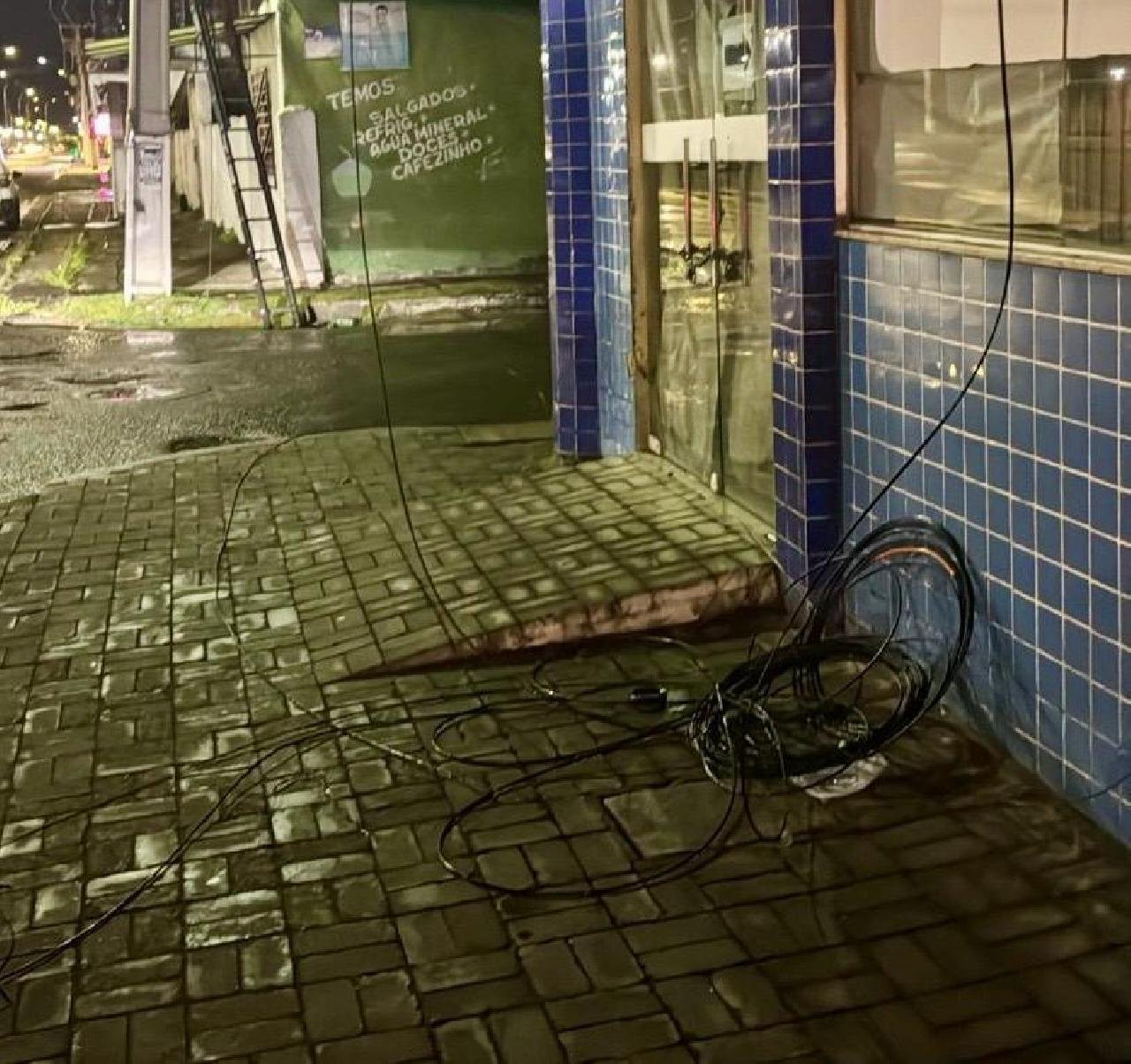 PROVEDORES DE INTERNET DENUNCIAM CORTES DE CABOS DE FIBRA ÓTICA PELA COELBA SEM ORDEM DE SERVIÇO