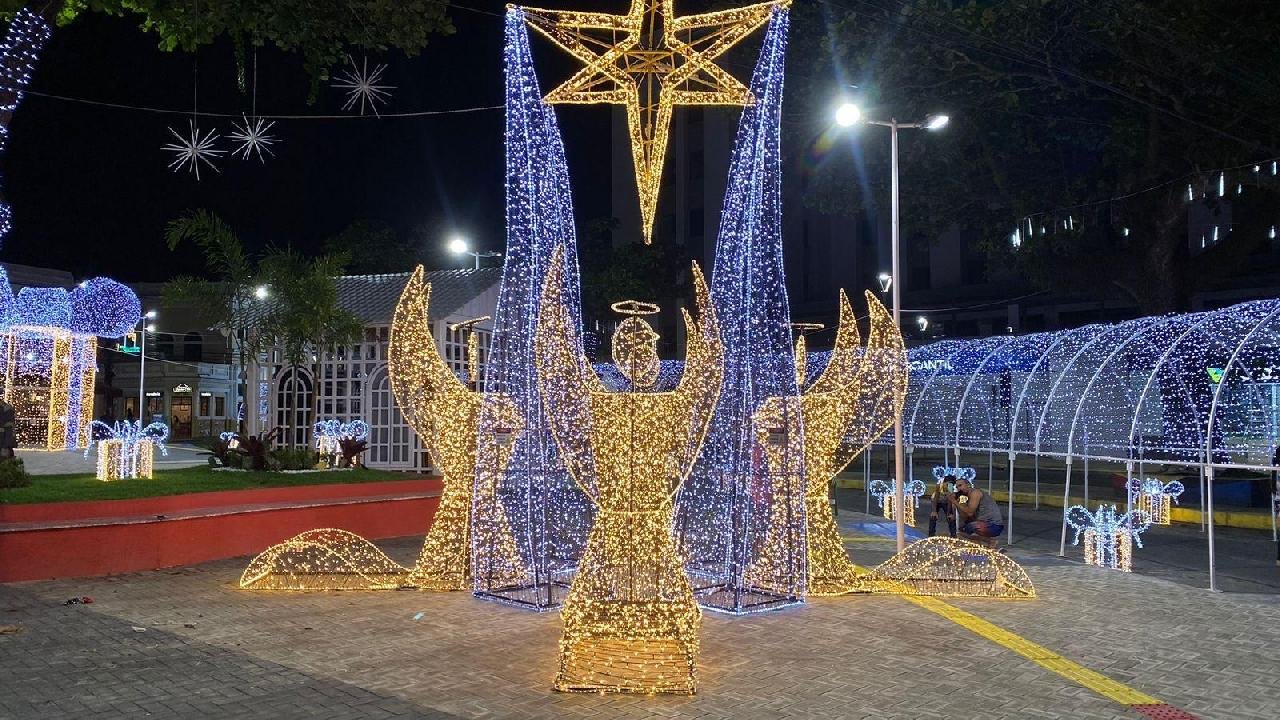 DURANTE ABERTURA OFICIAL DO NATAL ENCANTADO, MÁRIO ALEXANDRE ENTREGA REFORMA DA PRAÇA DOM EDUARDO 