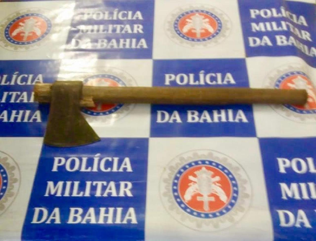 POLÍCIA IMPEDE QUE FILHO AGRIDA MÃE COM MACHADO POLÍCIA IMPEDE QUE FILHO AGRIDA MÃE COM MACHADO