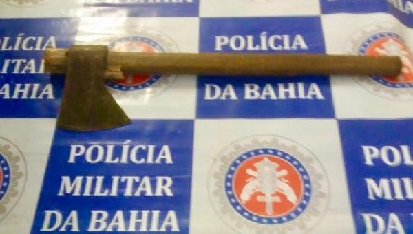 POLÍCIA IMPEDE QUE FILHO AGRIDA MÃE COM MACHADO