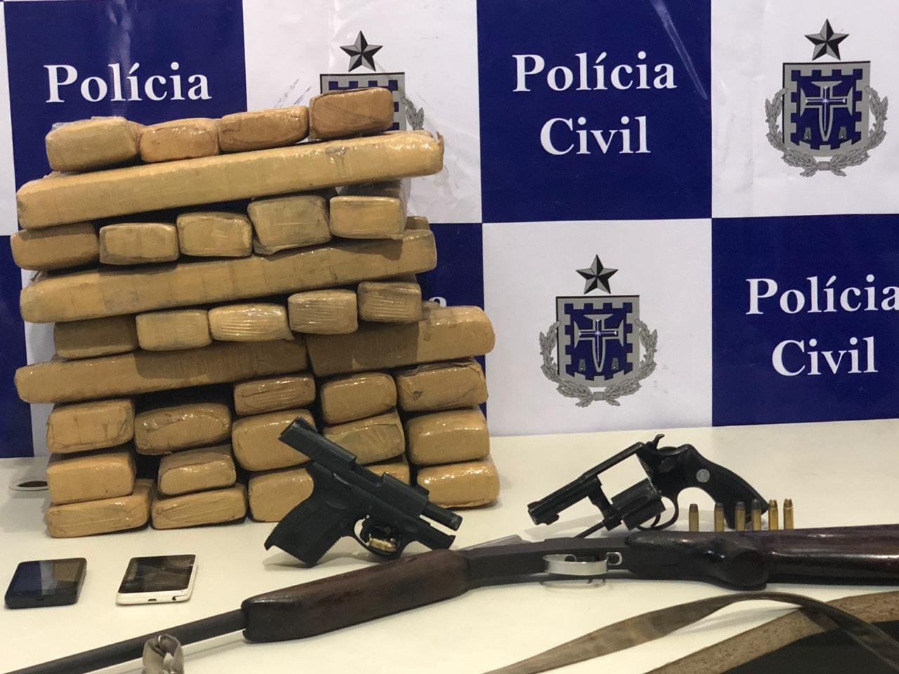 POLÍCIAS CIVIS DE ILHÉUS E ITABUNA APREENDEM DROGAS E ARMAS EM UBAITABA POLÍCIAS CIVIS DE ILHÉUS E ITABUNA APREENDEM DROGAS E ARMAS EM UBAITABA