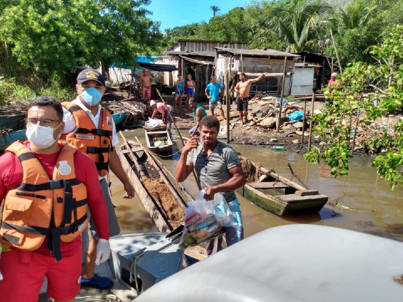 ILHÉUS: CAPITANIA DOS PORTOS REALIZA DOAÇÕES PARA FAMÍLIAS DO RIO DO ENGENHO ILHÉUS: CAPITANIA DOS PORTOS REALIZA DOAÇÕES PARA FAMÍLIAS DO RIO DO ENGENHO