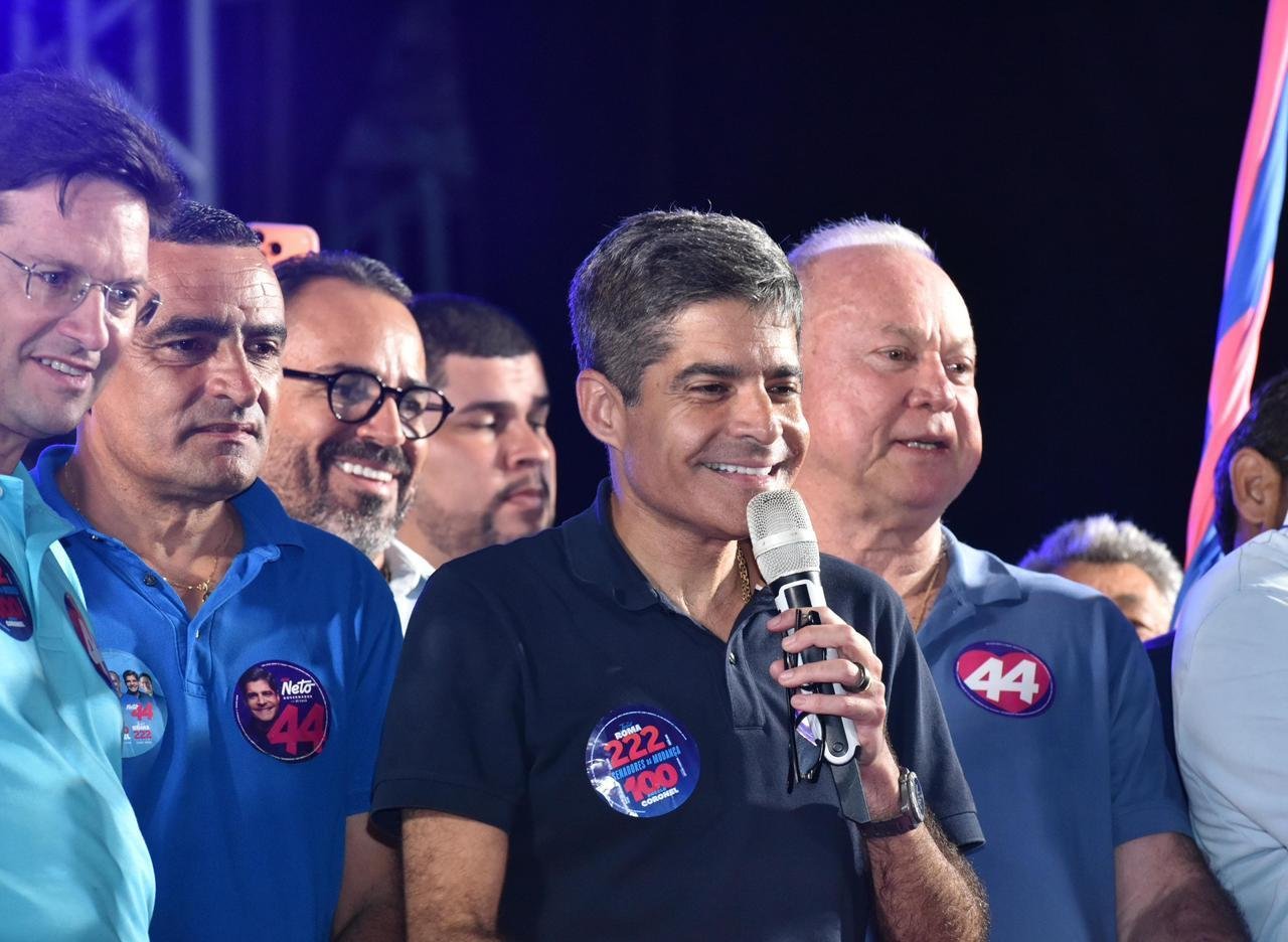 RECEBIDO POR MULTIDÃO EM QUIXABEIRA, ACM NETO PROMETE DELEGACIA, OBRAS DE ABASTECIMENTO E PAVIMENTAÇÃO