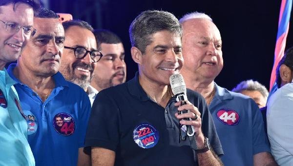 RECEBIDO POR MULTIDÃO EM QUIXABEIRA, ACM NETO PROMETE DELEGACIA, OBRAS DE ABASTECIMENTO E PAVIMENTAÇÃO