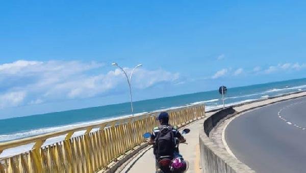 ILHÉUS: MOTOCICLISTA TRAFEGA SEM CAPACETE EM CICLOVIA 