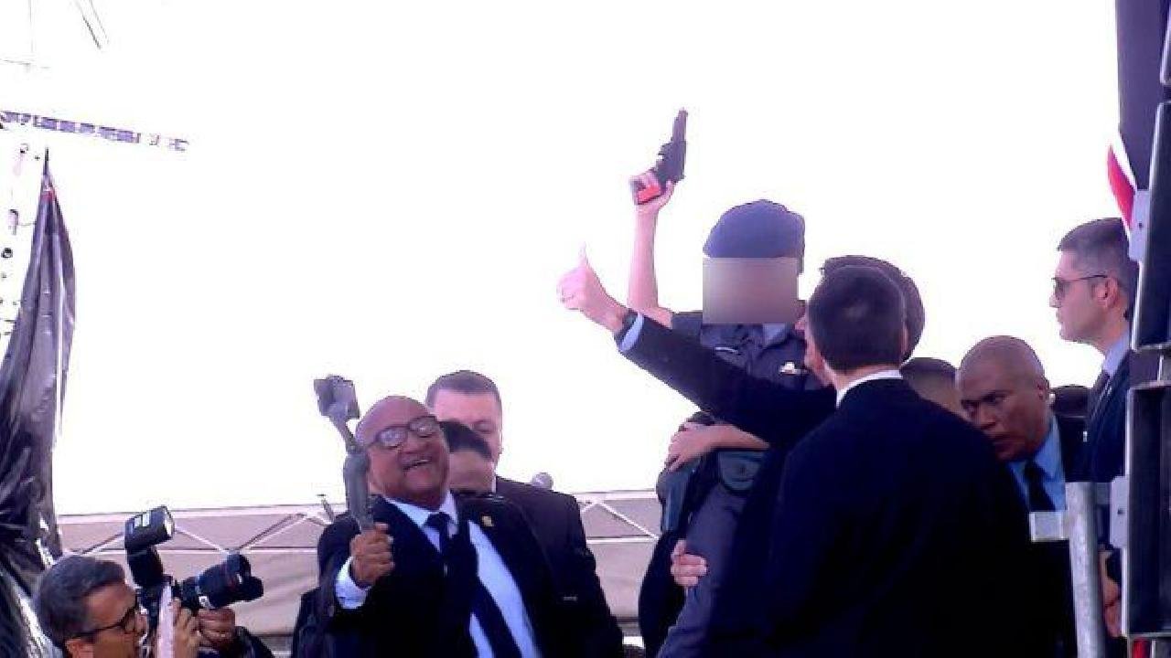 CRIANÇA COM FARDA DA PM E ARMA DE BRINQUEDO NA MÃO POSA ARA FOTOS COM BOLSONARO CRIANÇA COM FARDA DA PM E ARMA DE BRINQUEDO NA MÃO POSA ARA FOTOS COM BOLSONARO