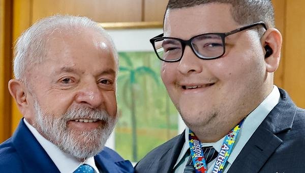 JOÃO PEDRO, JOVEM AUTISTA MORADOR DE ILHÉUS, É RECEBIDO POR LULA E MINISTROS
