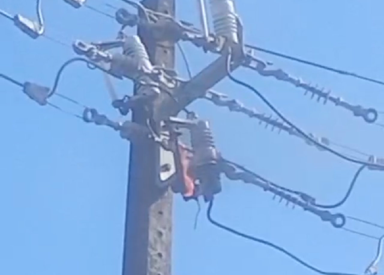POSTE PEGA FOGO EM CONDOMÍNIO DE ILHÉUS NESTA SEXTA-FEIRA (9) POSTE PEGA FOGO EM CONDOMÍNIO DE ILHÉUS NESTA SEXTA-FEIRA (9)