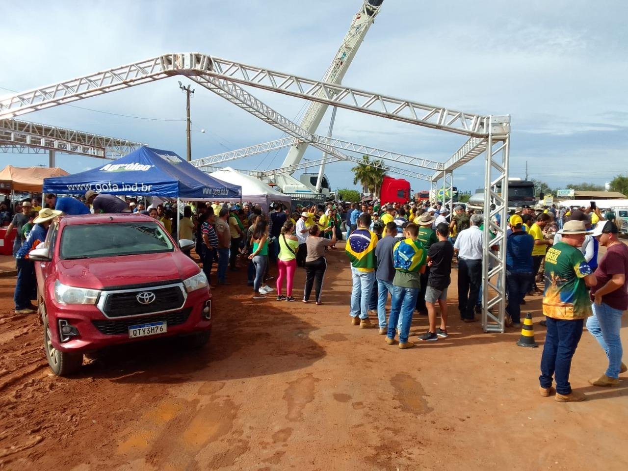 POLICIA CIVIL IMPEDE MONTAGEM DE ESTRUTURA PARA MANIFESTANTES EM LUIS EDUARDO MAGALHÃES POLICIA CIVIL IMPEDE MONTAGEM DE ESTRUTURA PARA MANIFESTANTES EM LUIS EDUARDO MAGALHÃES