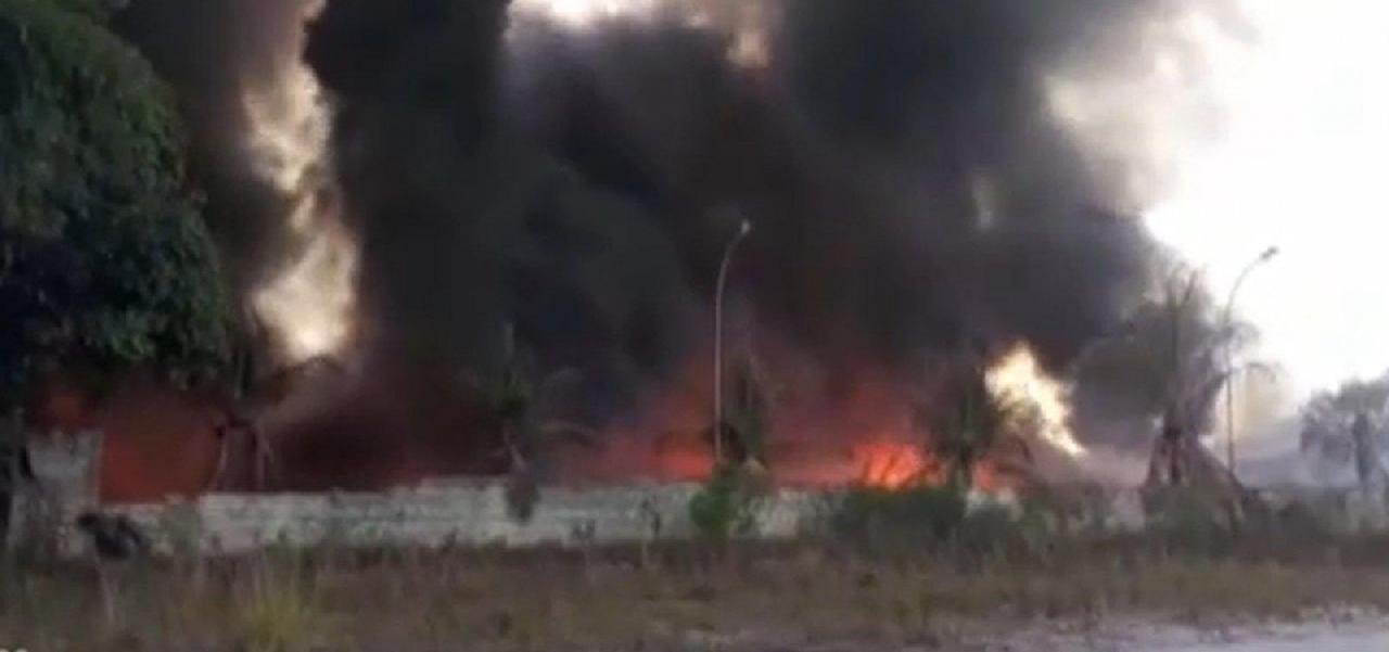 INCÊNDIO ATINGE FÁBRICA DE PLÁSTICO EM CAMAÇARI INCÊNDIO ATINGE FÁBRICA DE PLÁSTICO EM CAMAÇARI