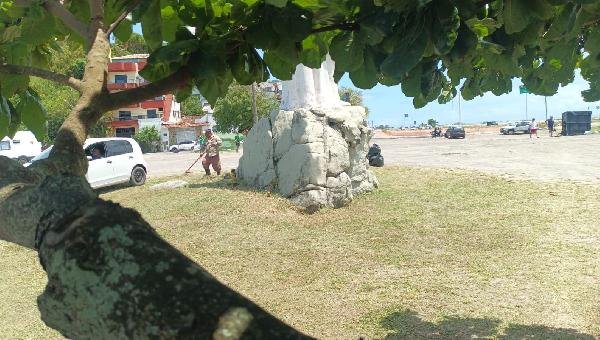 PRAIA DO CRISTO RECEBE SERVIÇOS DE ROÇAGEM E CAPINAGEM