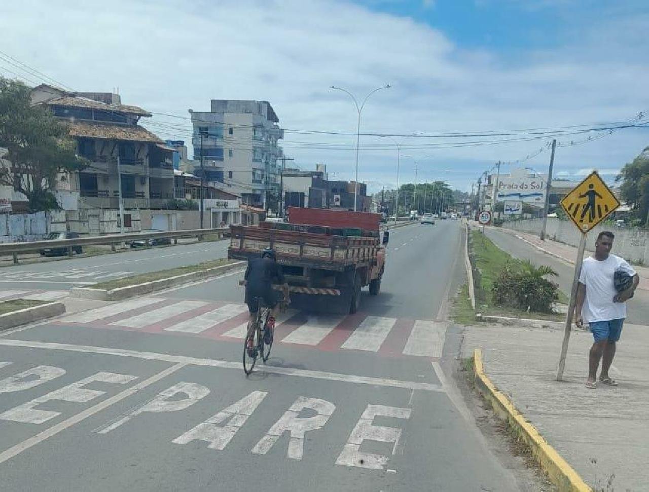 CICLISTA PEDALA ATRÁS DE CAMINHÃO EM RODOVIA DE ILHÉUS CICLISTA PEDALA ATRÁS DE CAMINHÃO EM RODOVIA DE ILHÉUS