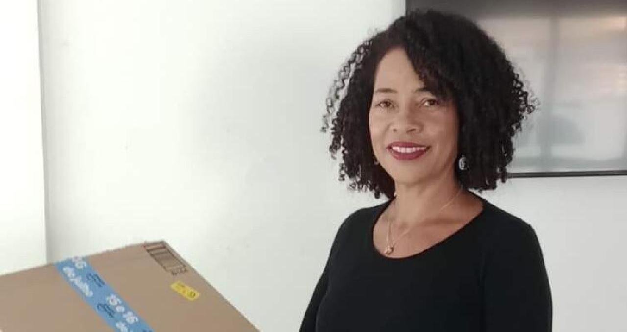 PROFESSORA DA REDE MUNICIPAL DE ILHÉUS RECEBE NOTEBOOK SORTEADO EM ASSEMBLEIA DA CATEGORIA PROFESSORA DA REDE MUNICIPAL DE ILHÉUS RECEBE NOTEBOOK SORTEADO EM ASSEMBLEIA DA CATEGORIA