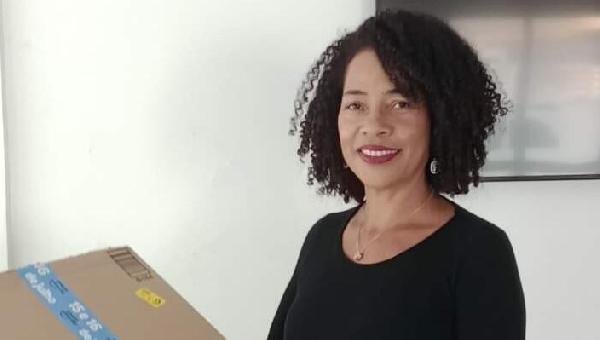 PROFESSORA DA REDE MUNICIPAL DE ILHÉUS RECEBE NOTEBOOK SORTEADO EM ASSEMBLEIA DA CATEGORIA