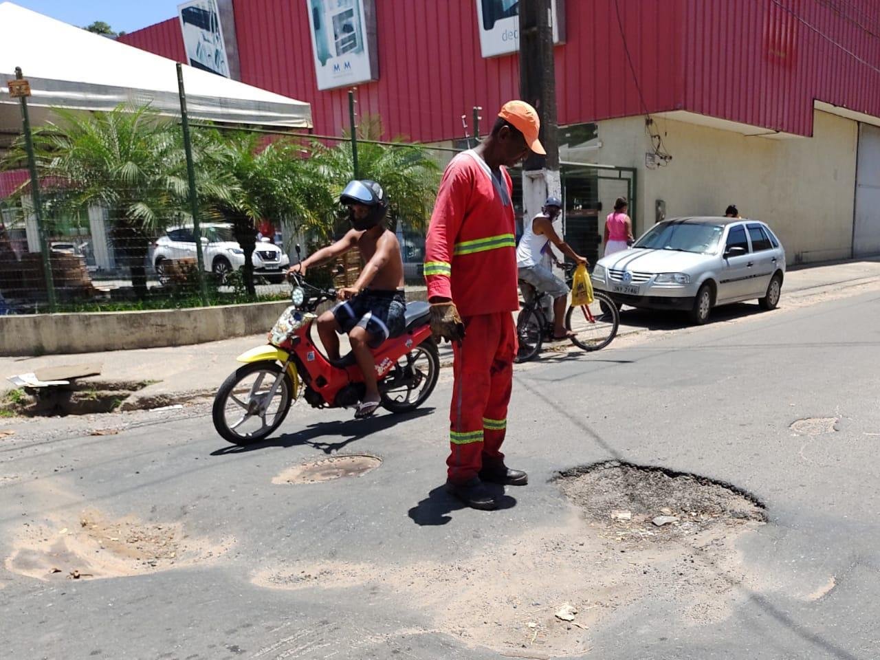 APÓS DIVULGAÇÃO NO OTABULEIRO, CRATERA DA AVENIDA UBAITABA ESTÁ SENDO  RECAPEADA - O Tabuleiro