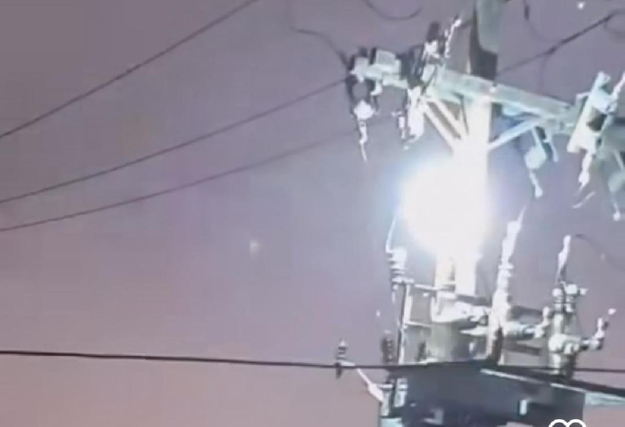 POSTE DA REDE ELÉTRICA PEGA FOGO NESTA QUARTA-FEIRA (24), EM ILHÉUS POSTE DA REDE ELÉTRICA PEGA FOGO NESTA QUARTA-FEIRA (24), EM ILHÉUS