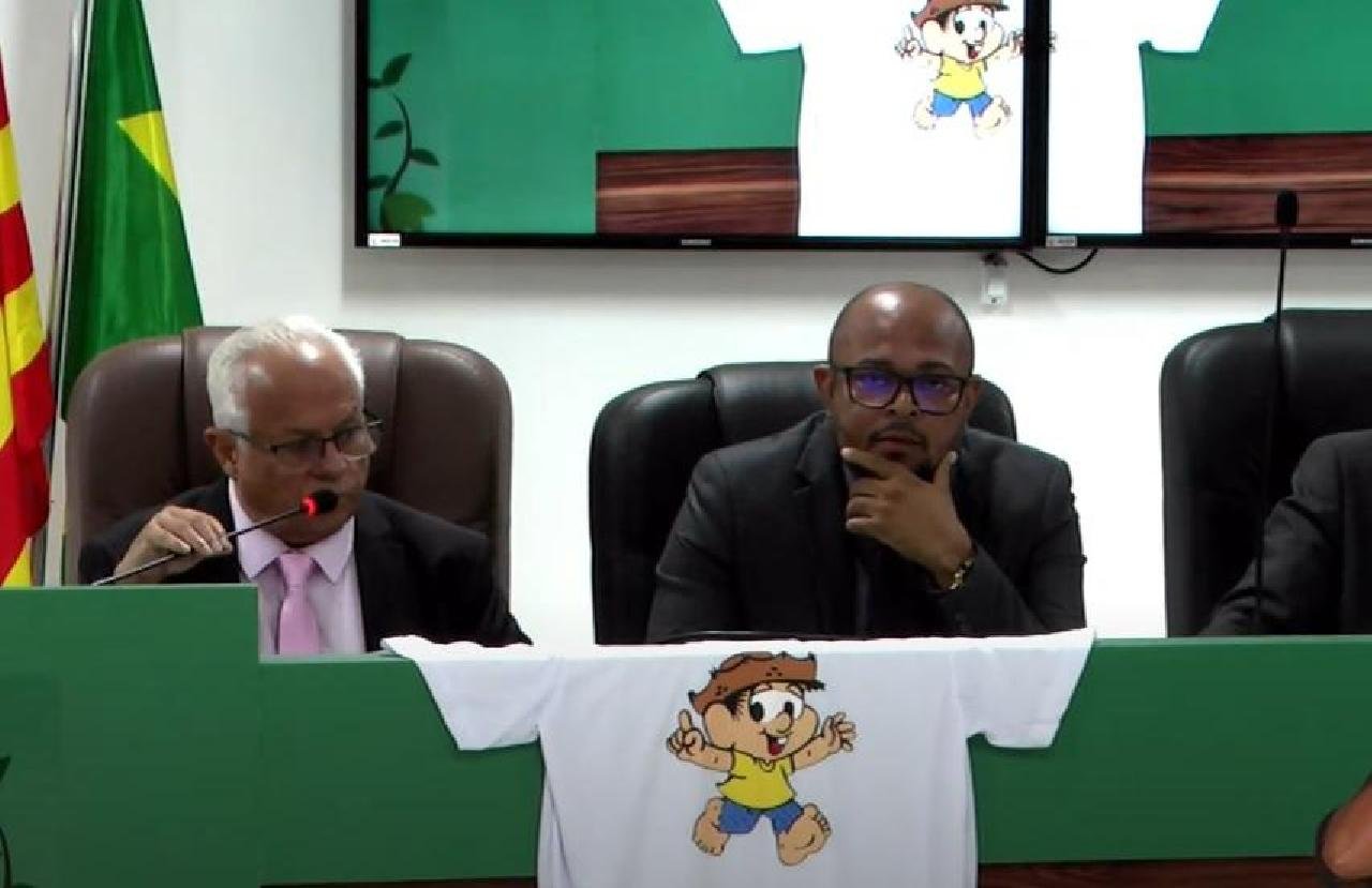 VEREADOR EXIBE CAMISA COM FOTO DE CHICO BENTO EM SESSÃO DA CÂMARA DE ILHÉUS VEREADOR EXIBE CAMISA COM FOTO DE CHICO BENTO EM SESSÃO DA CÂMARA DE ILHÉUS