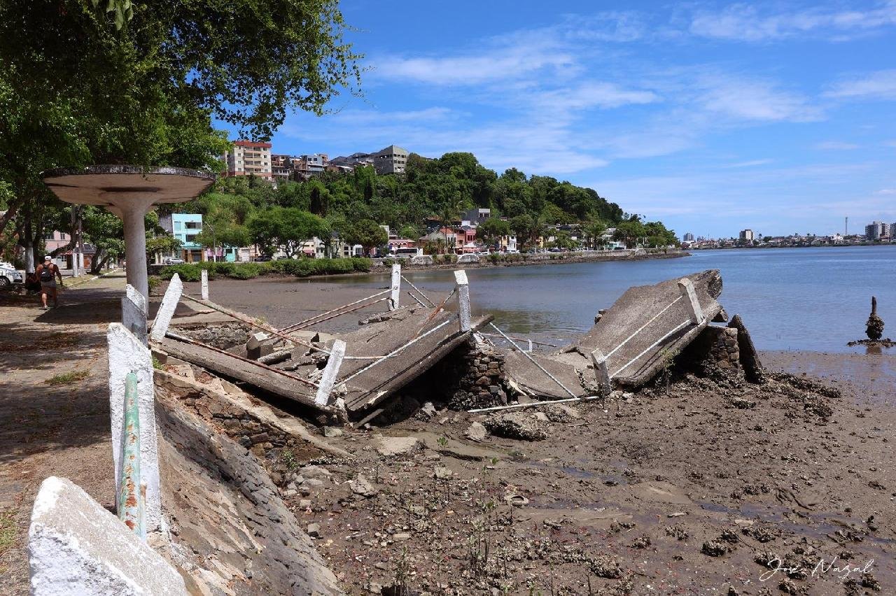 VELHO CAIS DO ANTIGO PORTO DESABA APÓS DÉCADAS SEM MANUTENÇÃO