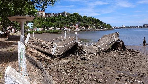 VELHO CAIS DO ANTIGO PORTO DESABA APÓS DÉCADAS SEM MANUTENÇÃO