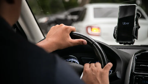 MULHER SALTA DE VEÍCULO PARA ESCAPAR DE TENTATIVA DE ABUSO SEXUAL POR MOTORISTA DE APLICATIVO EM SALVADOR