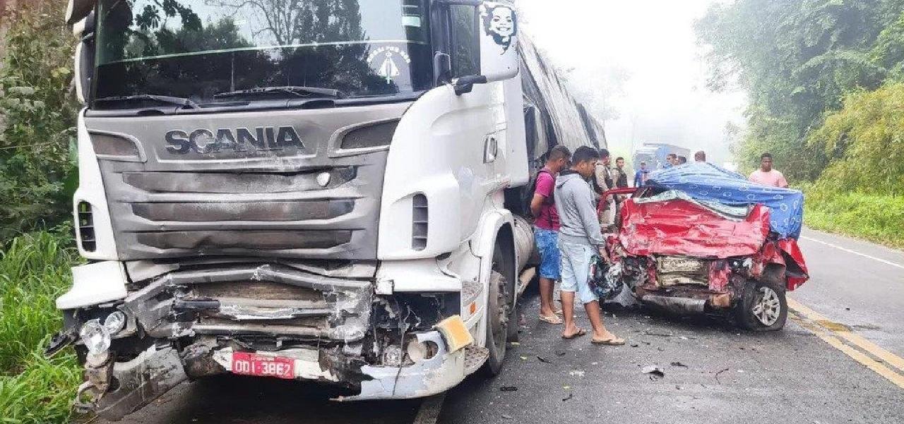 ACIDENTE ENTRE CARRO E CAMINHÃO DEIXA DOIS MORTOS NA BR-101 ACIDENTE ENTRE CARRO E CAMINHÃO DEIXA DOIS MORTOS NA BR-101