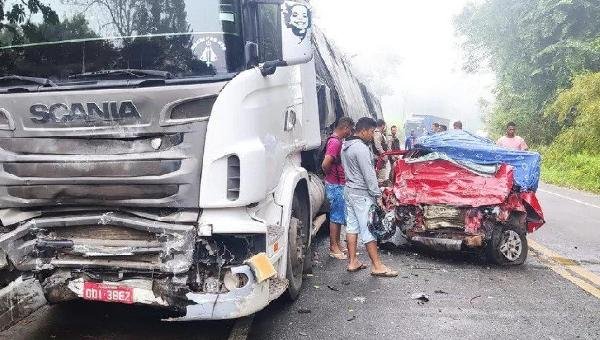 ACIDENTE ENTRE CARRO E CAMINHÃO DEIXA DOIS MORTOS NA BR-101
