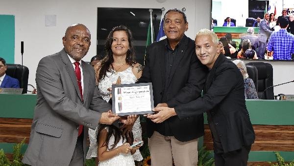 "SEMPRE TIVE UMA EXTRAORDINÁRIA RELAÇÃO DE MUITO RESPEITO COM ESTA CASA", DIZ VILA NOVA AO RECEBER HOMENAGEM DA CÂMARA DE ILHÉUS