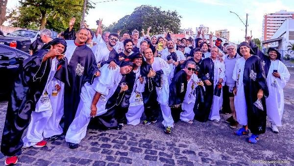 BLOCO 'OS CARETAS' SAIRÁ NA AVENIDA NO DOMINGO