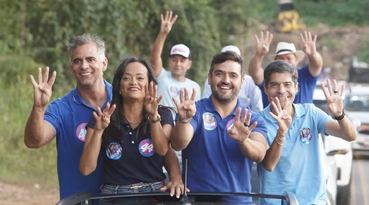 VALDERICO E WANESSA REALIZAM CARREATA PELAS RUAS DE ILHÉUS VALDERICO E WANESSA REALIZAM CARREATA PELAS RUAS DE ILHÉUS