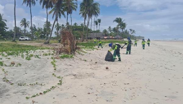 LIMPEZA NAS PRAIAS DO CURURUPE E OLIVENÇA É INTENSIFICADA