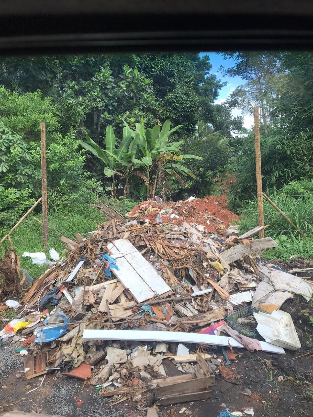 ÁREA DE PRESERVAÇÃO AMBIENTAL NA BR-415 ESTÁ SENDO ATERRADA ÁREA DE PRESERVAÇÃO AMBIENTAL NA BR-415 ESTÁ SENDO ATERRADA
