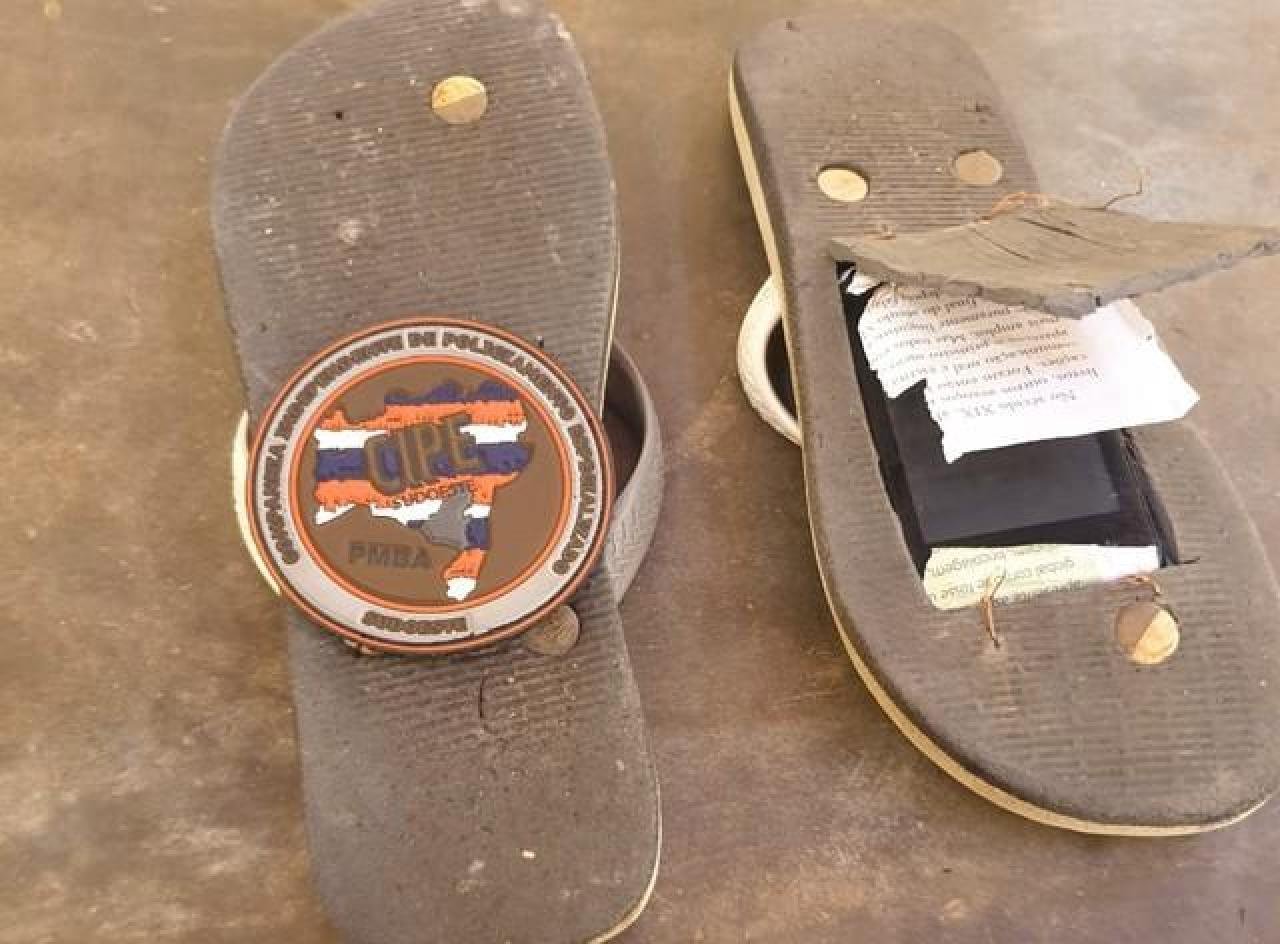 POLÍCIA ACHA CELULAR ESCONDIDO EM SOLADO DE SANDÁLIA DE PRESO EM DELEGACIA POLÍCIA ACHA CELULAR ESCONDIDO EM SOLADO DE SANDÁLIA DE PRESO EM DELEGACIA